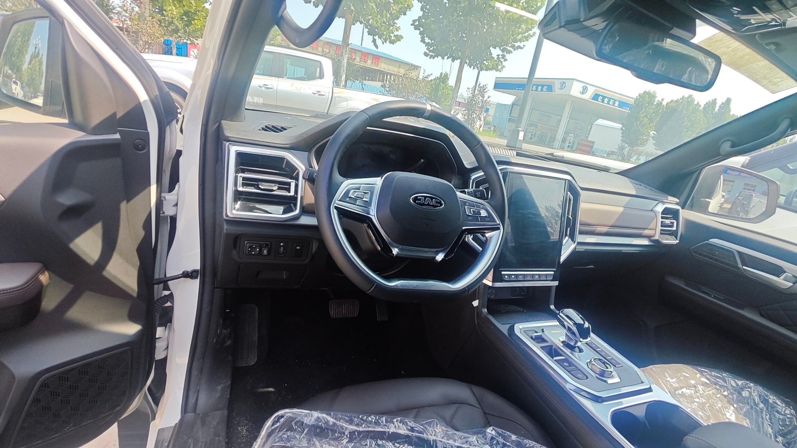 JAC Hunter 2.0T Diesel 8AT 4WD Double Cabin Pickup Truck - Image 2