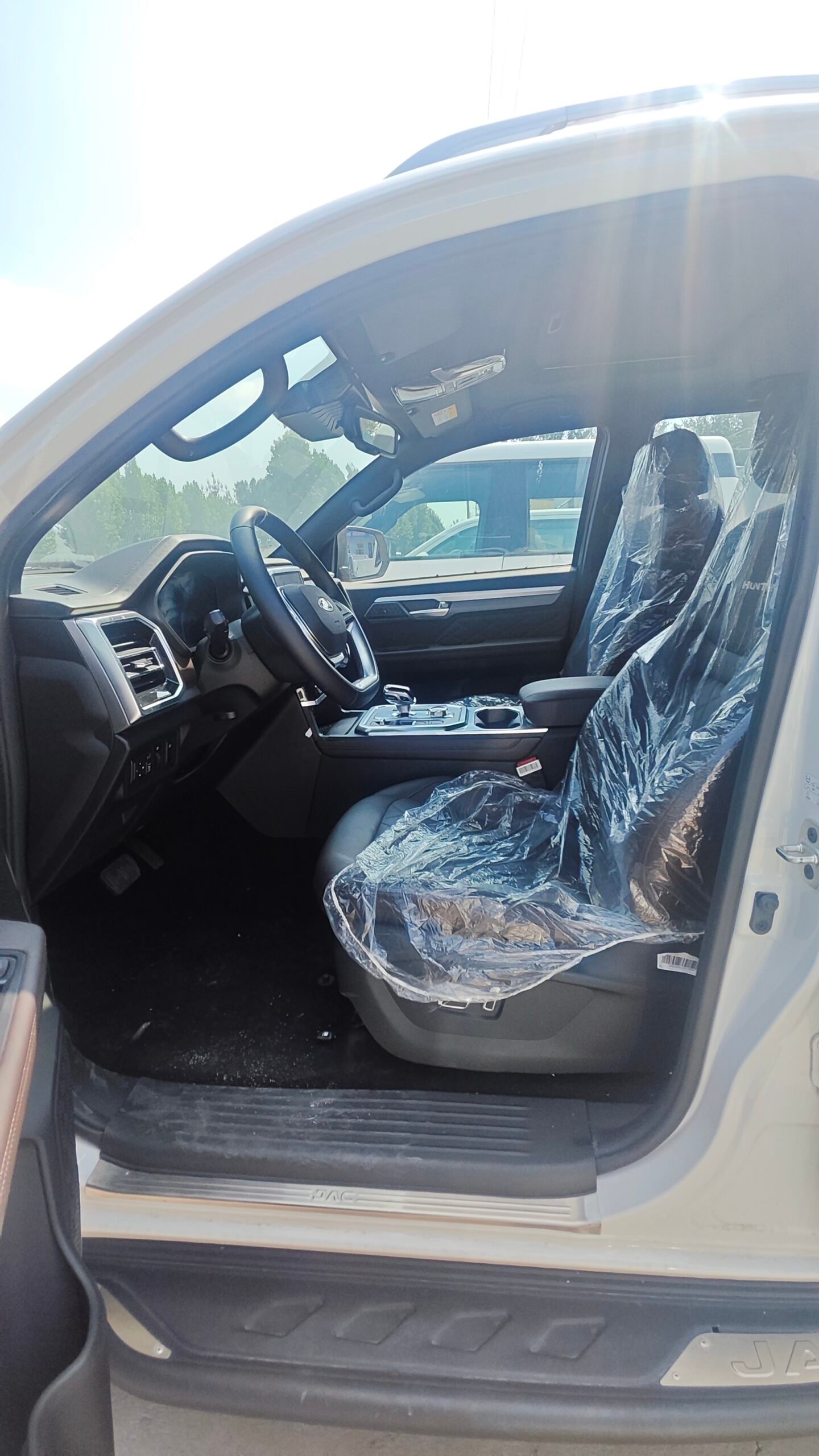 JAC Hunter 2.0T Diesel 8AT 4WD Double Cabin Pickup Truck - Image 9