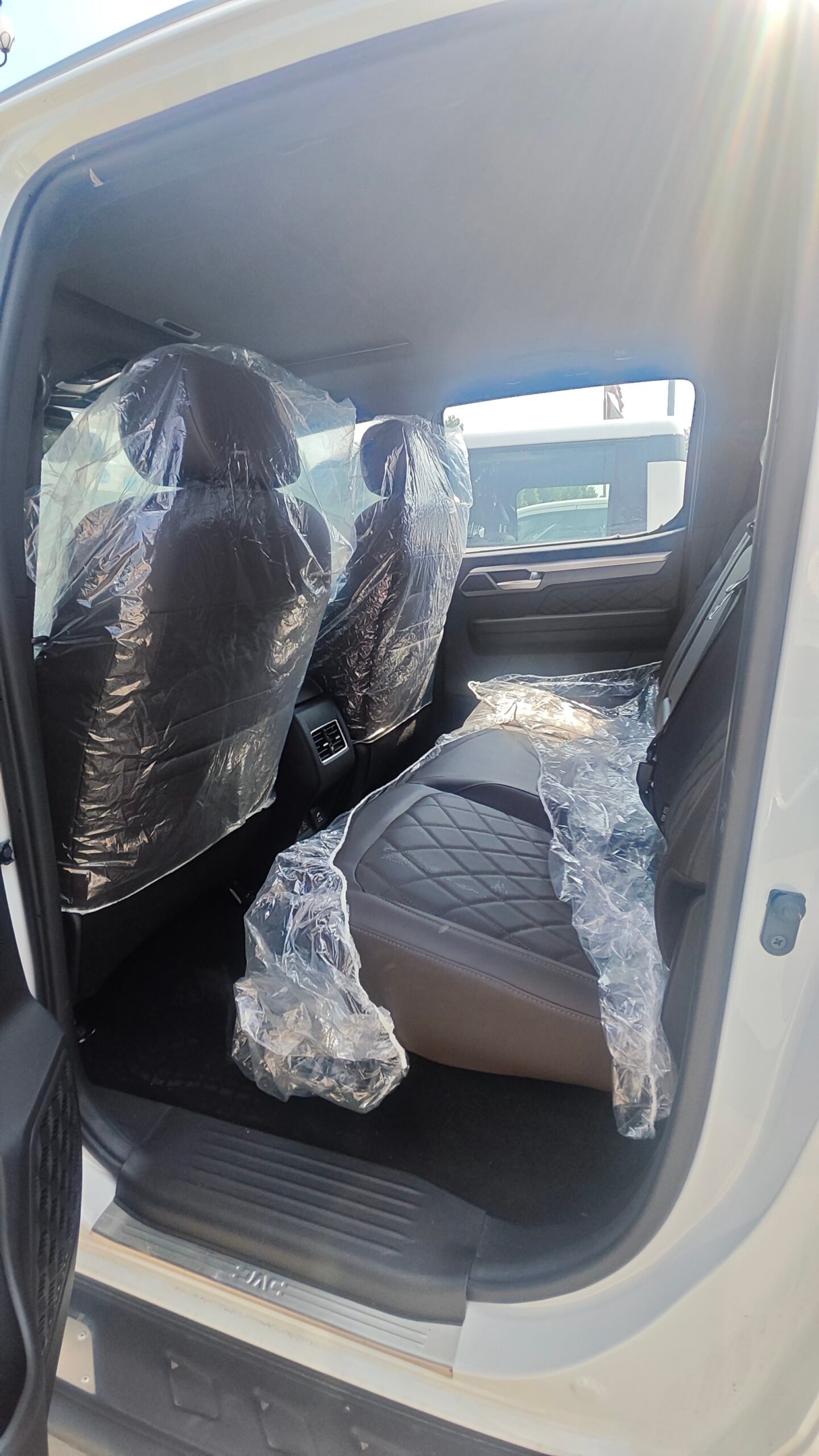 JAC Hunter 2.0T Diesel 8AT 4WD Double Cabin Pickup Truck - Image 3