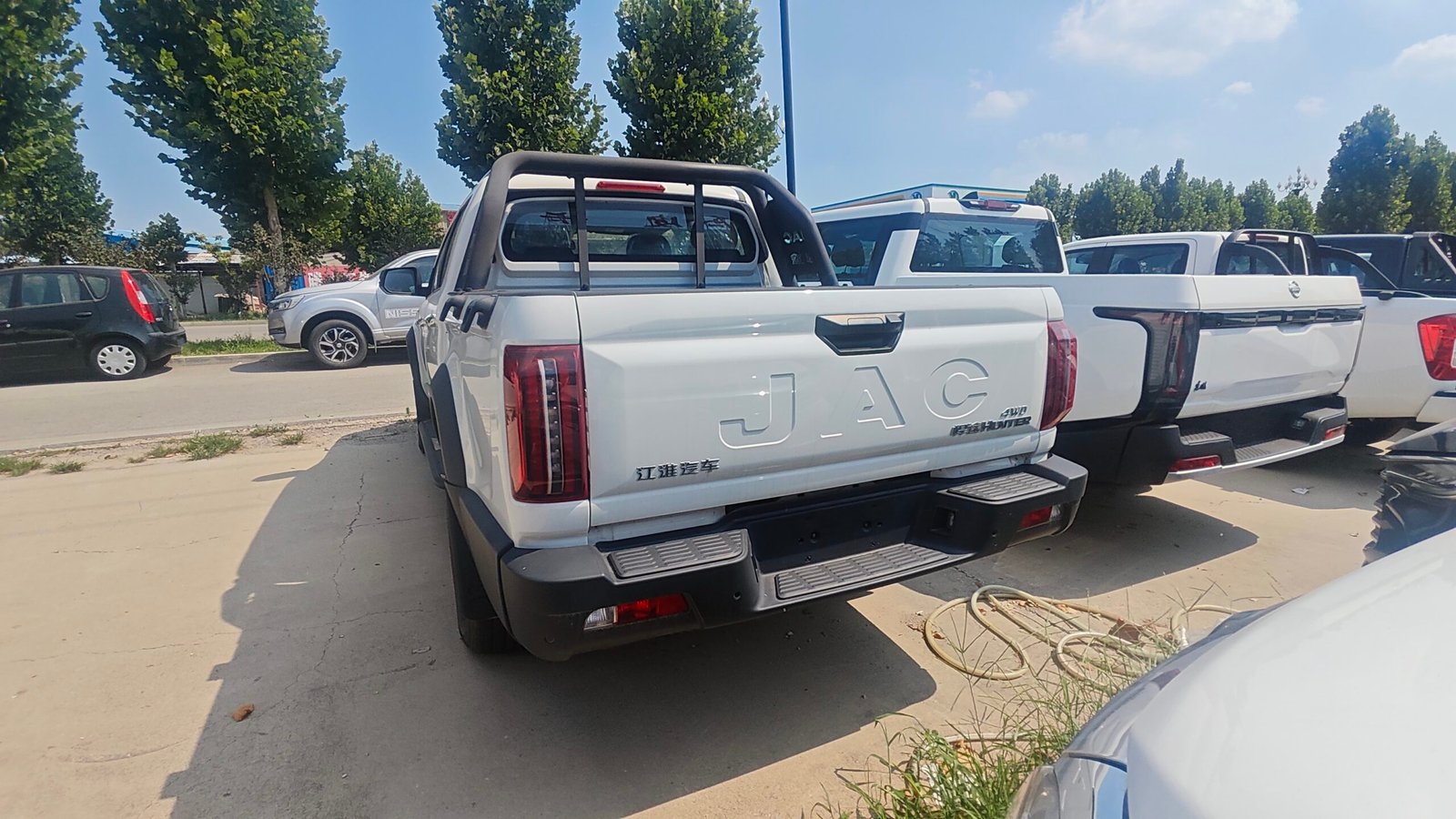 JAC Hunter 2.0T Diesel 8AT 4WD Double Cabin Pickup Truck - Image 5