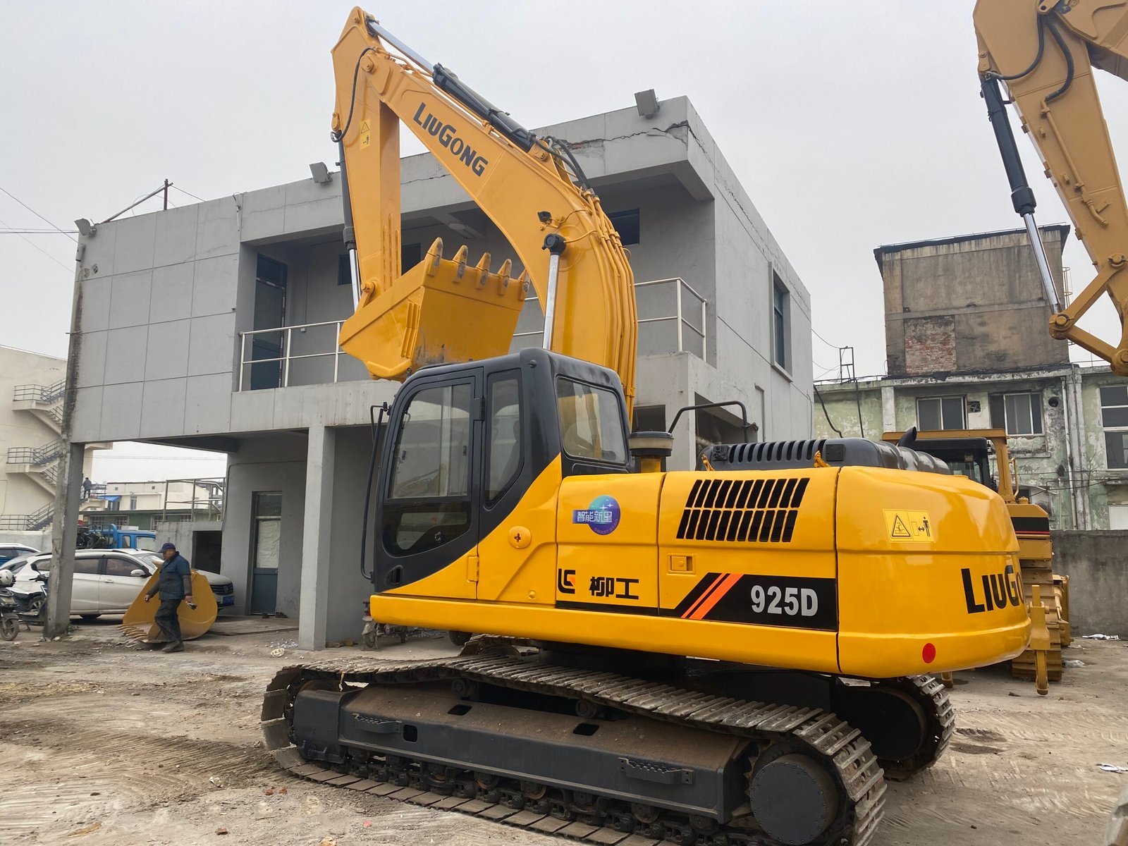 Liugong CLG925D 25 Ton Crawler Excavator - Image 3